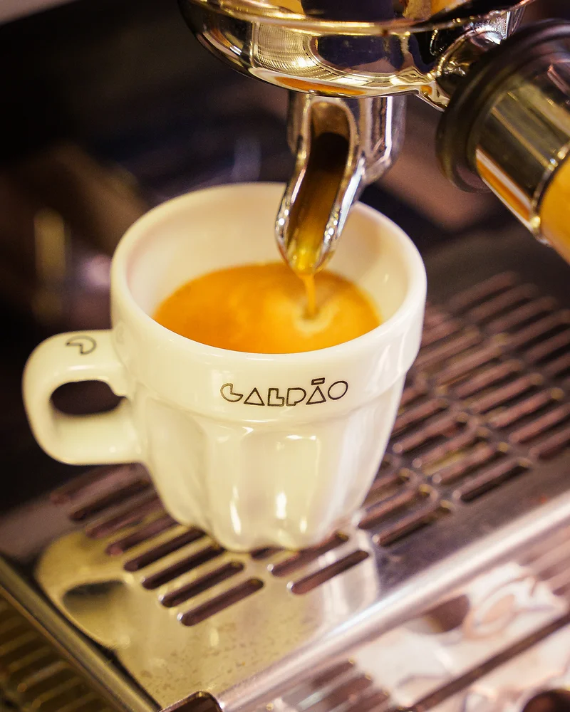 espresso saindo da máquina